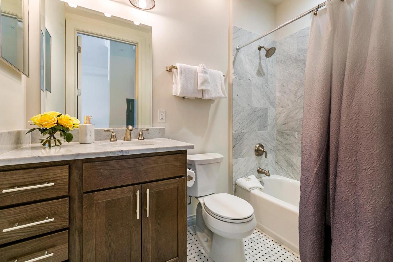 1 And 2 Bedroom Private Condos Steps Away From French Quarter New Orleans Bagian luar foto